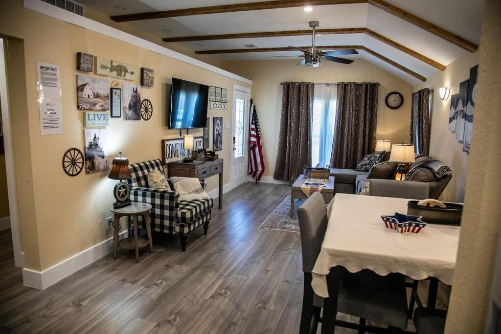 Stockyards! Less Than 4 Minutes-Sleeps 8-Lee House Villa Fort Worth Exterior photo