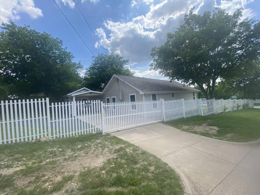 Stockyards! Less Than 4 Minutes-Sleeps 8-Lee House Villa Fort Worth Exterior photo